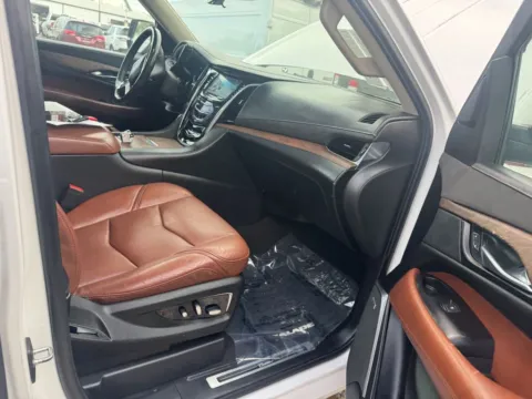 More photos of 2019 Cadillac Escalade ESV Premium at Indy Auto Man, IN