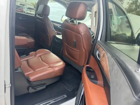 More photos of 2019 Cadillac Escalade ESV Premium at Indy Auto Man, IN