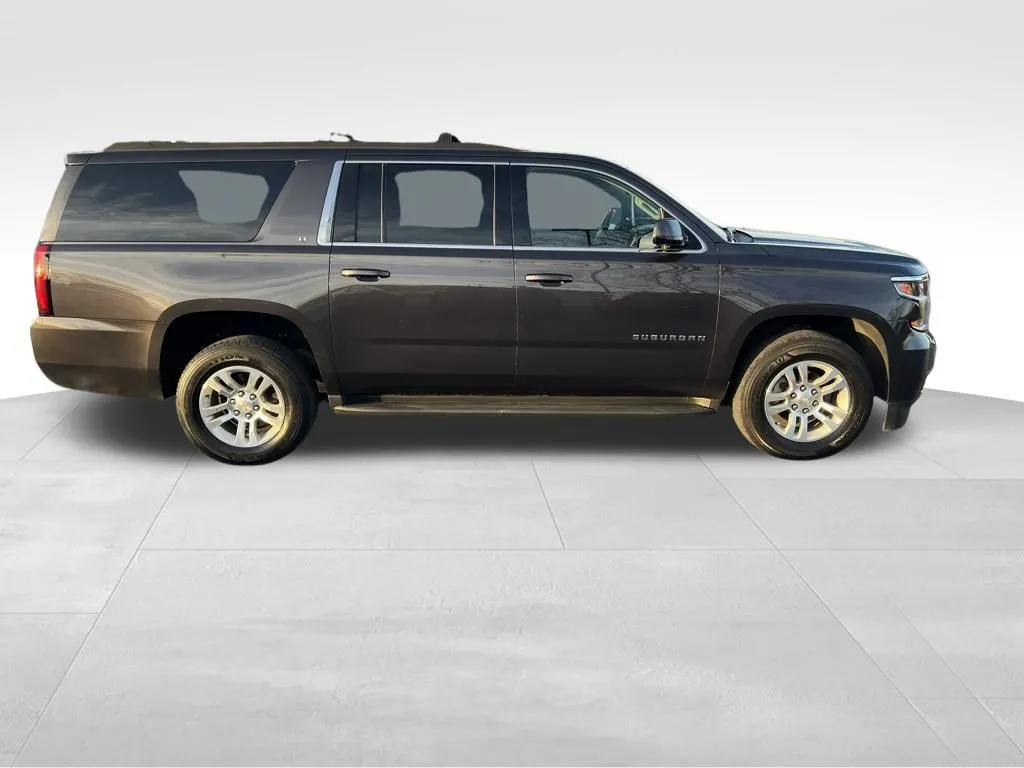 2015 Chevrolet Suburban LT photo 3