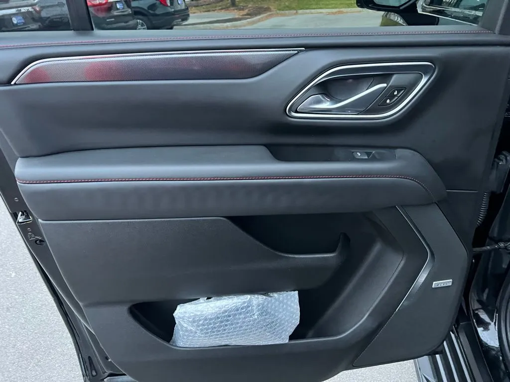 2023 Chevrolet Suburban RST photo 3