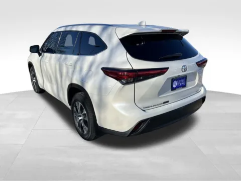 Another view of 2021 Toyota Highlander XLE for sale in Omaha, NE at Gregg Young Chevrolet - Omaha