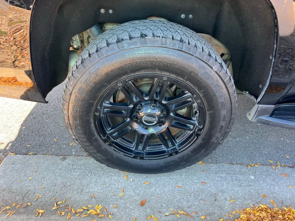 2019 Chevrolet Suburban LT photo 3