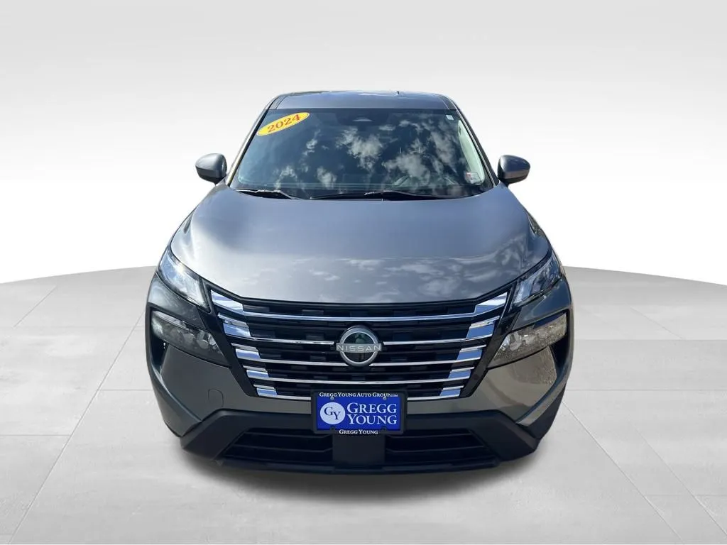 2024 Nissan Rogue SV photo 3