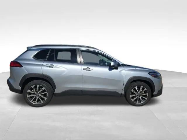 2023 Toyota Corolla Cross XLE photo 3