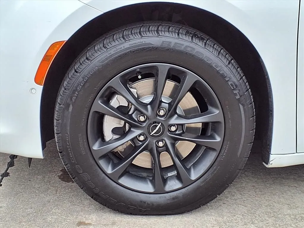 2020 Chrysler Pacifica Touring L photo 4