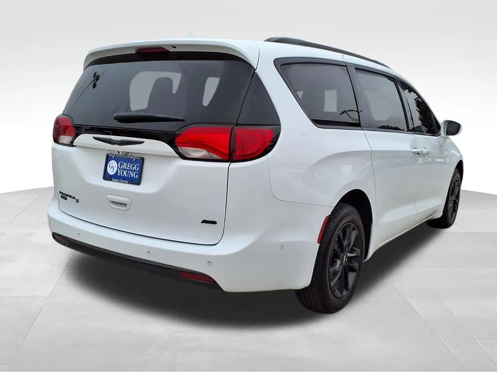 2020 Chrysler Pacifica Touring L photo 3