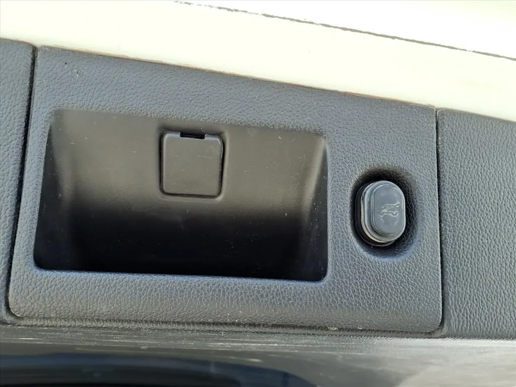 2018 Chevrolet Suburban LT photo 3