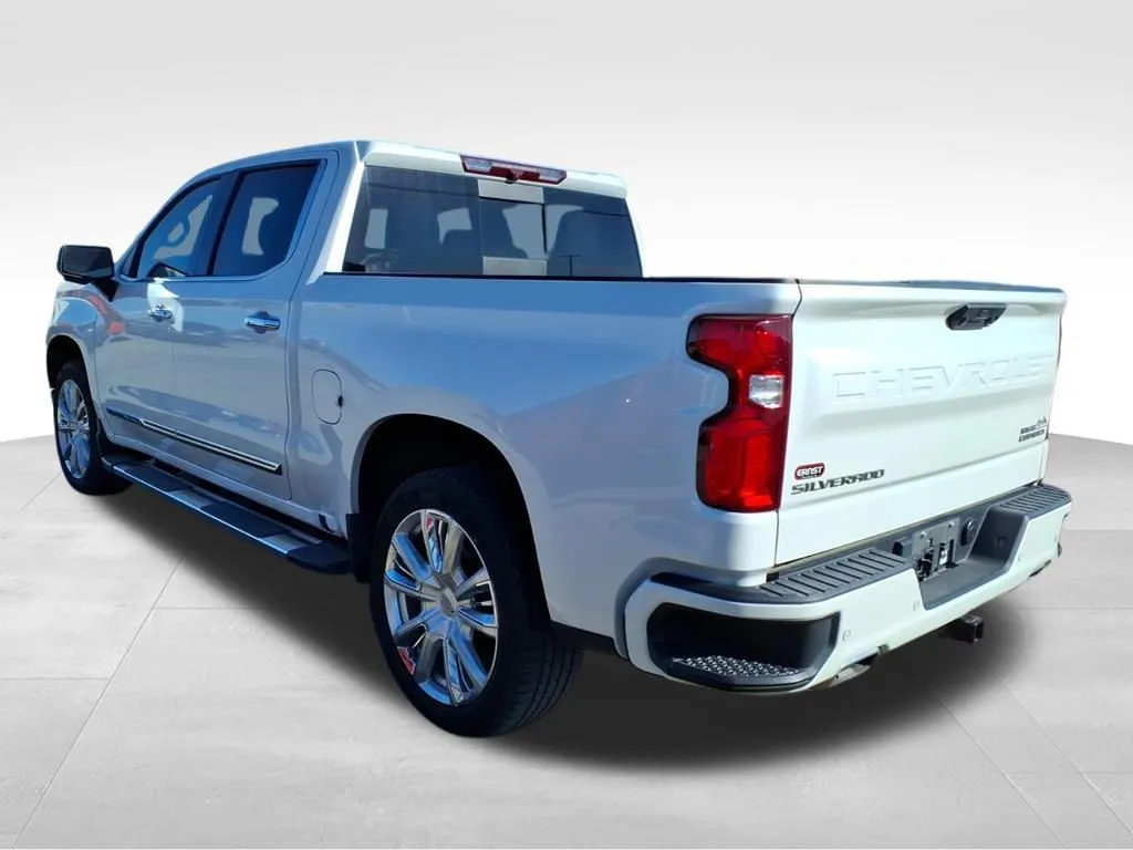 2022 Chevrolet Silverado 1500 High Country photo 2