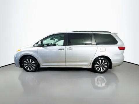 More photos of 2020 Toyota Sienna XLE at CarLink Morristown, NJ
