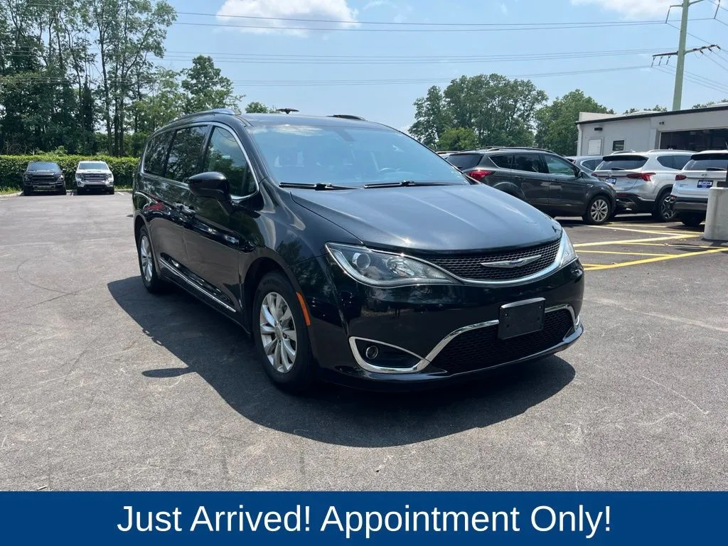 Black 2020 Chrysler Pacifica Touring L for sale in Morristown, NJ