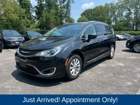 Another view of 2020 Chrysler Pacifica Touring L for sale in Morristown, NJ at CarLink Morristown