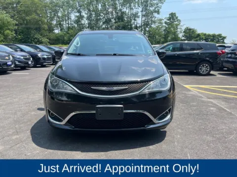 Photos of 2020 Chrysler Pacifica Touring L for sale in Morristown, NJ at CarLink Morristown