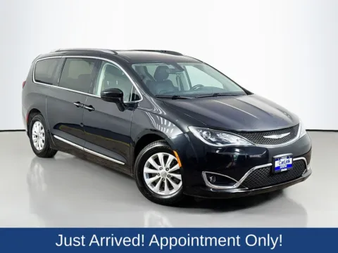 Black 2020 Chrysler Pacifica Touring L for sale in Morristown, NJ