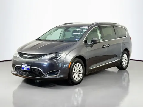 Another view of 2019 Chrysler Pacifica Touring L for sale in Morristown, NJ at CarLink Morristown