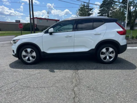 More photos of 2020 Volvo XC40 Momentum at CarLink Morristown, NJ