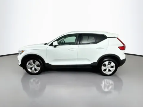 More photos of 2020 Volvo XC40 Momentum at CarLink Morristown, NJ