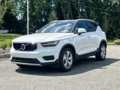 Another view of 2020 Volvo XC40 Momentum for sale in Morristown, NJ at CarLink Morristown