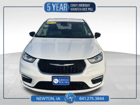 White 2024 Chrysler Pacifica Touring L for sale in Newton, IA
