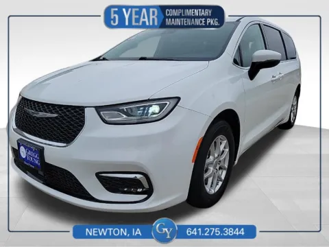 White 2023 Chrysler Pacifica Touring L for sale in Newton, IA