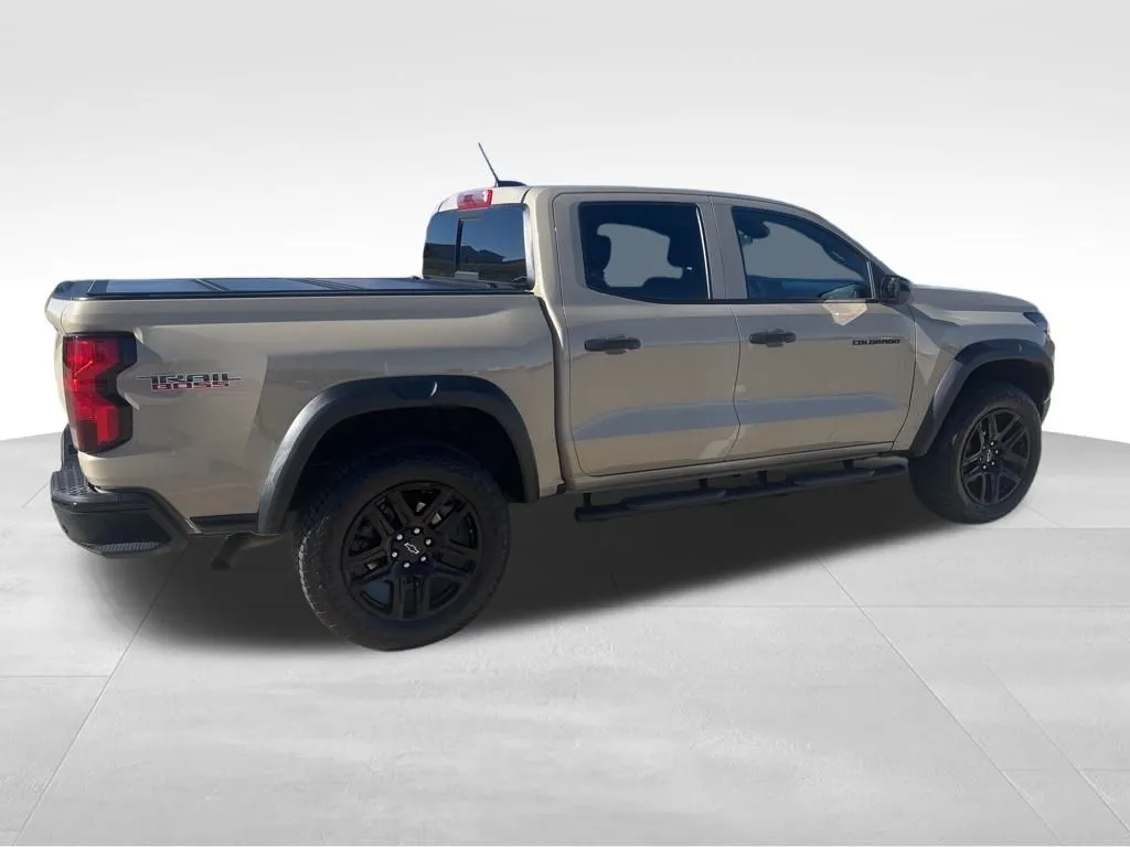 2024 Chevrolet Colorado Trail Boss photo 2