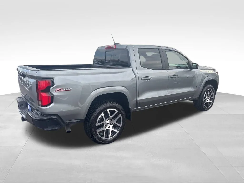 2023 Chevrolet Colorado Z71 photo 3
