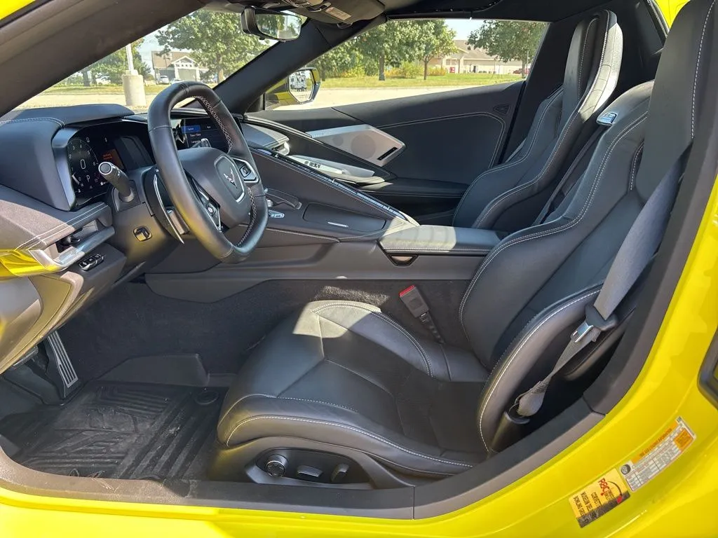 2022 Chevrolet Corvette Stingray 2LT photo 2