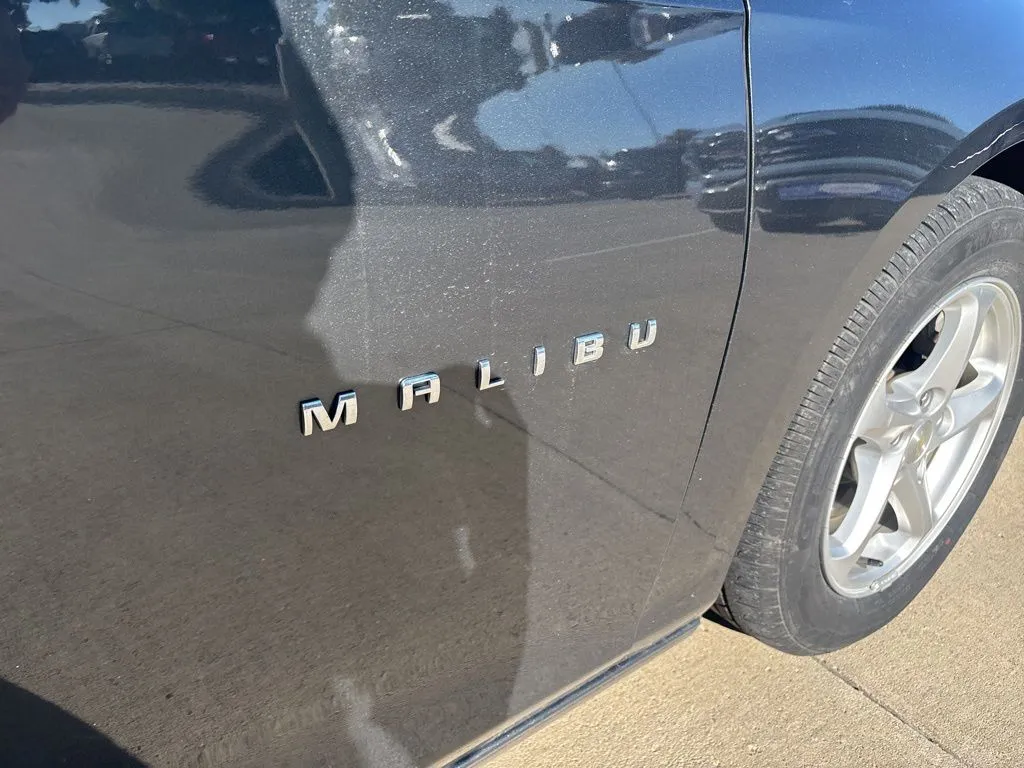 2017 Chevrolet Malibu LS photo 3