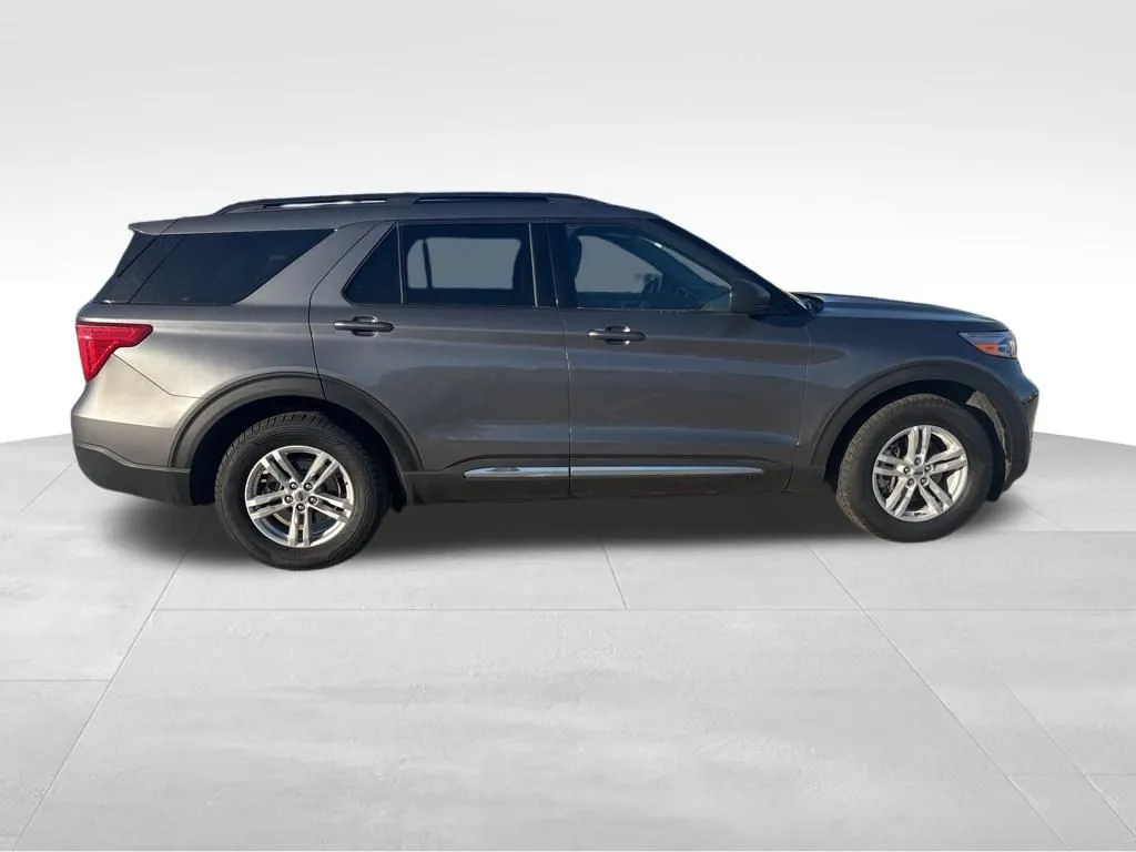 2022 Ford Explorer XLT Sport photo 3