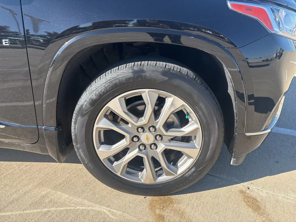 2019 Chevrolet Traverse Premier photo 2