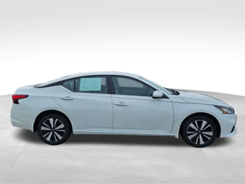 More photos of 2022 Nissan Altima 2.5 SV at Gregg Young Plattsmouth, NE