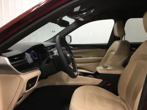 More photos of 2023 Jeep Grand Cherokee Limited at Gregg Young Abrams Chrysler Dodge Jeep Ram, WI