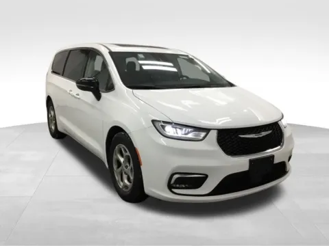 Another view of 2024 Chrysler Pacifica Limited for sale in Abrams, WI at Gregg Young Abrams Chrysler Dodge Jeep Ram