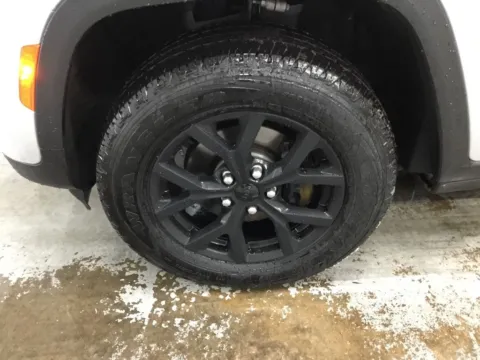 More photos of 2024 Jeep Grand Cherokee Altitude X at Gregg Young Abrams Chrysler Dodge Jeep Ram, WI