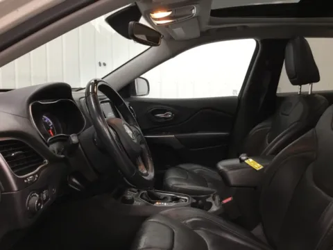 More photos of 2019 Jeep Cherokee Overland at Gregg Young Abrams Chrysler Dodge Jeep Ram, WI