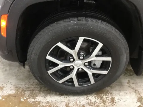More photos of 2023 Jeep Grand Cherokee Limited at Gregg Young Abrams Chrysler Dodge Jeep Ram, WI