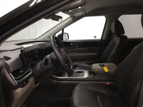 More photos of 2025 Kia Carnival LXS at Gregg Young Abrams Chrysler Dodge Jeep Ram, WI