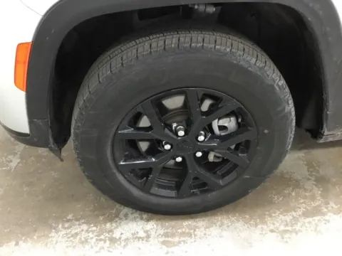 More photos of 2024 Jeep Grand Cherokee L Altitude at Gregg Young Abrams Chrysler Dodge Jeep Ram, WI