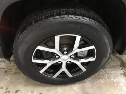 More photos of 2023 Jeep Grand Cherokee L Limited at Gregg Young Abrams Chrysler Dodge Jeep Ram, WI