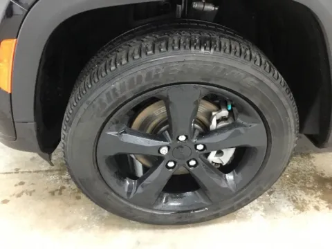 More photos of 2023 Jeep Grand Cherokee L Altitude at Gregg Young Abrams Chrysler Dodge Jeep Ram, WI