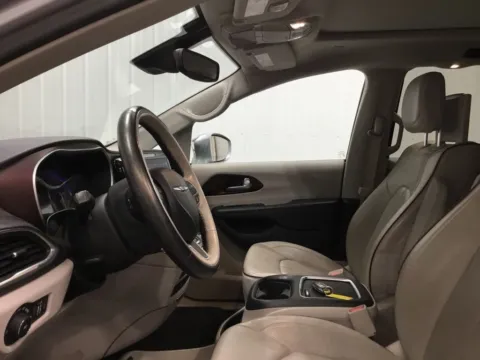 More photos of 2017 Chrysler Pacifica Limited at Gregg Young Abrams Chrysler Dodge Jeep Ram, WI