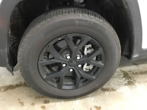 More photos of 2024 Jeep Grand Cherokee L Altitude at Gregg Young Abrams Chrysler Dodge Jeep Ram, WI