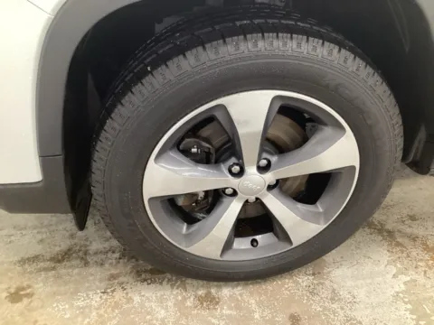 More photos of 2020 Jeep Cherokee Limited at Gregg Young Abrams Chrysler Dodge Jeep Ram, WI