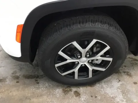 More photos of 2024 Jeep Grand Cherokee Limited at Gregg Young Abrams Chrysler Dodge Jeep Ram, WI