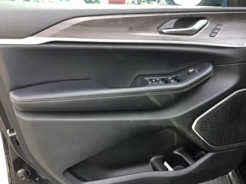 More photos of 2021 Jeep Grand Cherokee L Limited at Gregg Young Abrams Chrysler Dodge Jeep Ram, WI