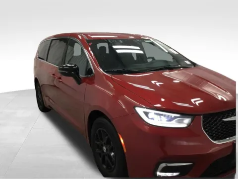 More photos of 2025 Chrysler Pacifica Select at Gregg Young Abrams Chrysler Dodge Jeep Ram, WI