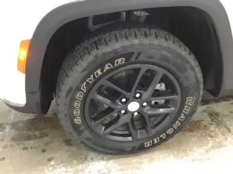 More photos of 2022 Jeep Grand Cherokee L Laredo at Gregg Young Abrams Chrysler Dodge Jeep Ram, WI