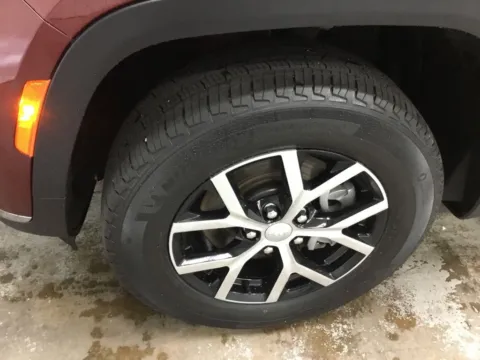 More photos of 2023 Jeep Grand Cherokee L Limited at Gregg Young Abrams Chrysler Dodge Jeep Ram, WI