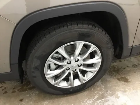 More photos of 2021 Jeep Cherokee Latitude Lux at Gregg Young Abrams Chrysler Dodge Jeep Ram, WI