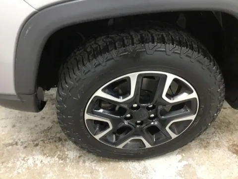 More photos of 2019 Jeep Compass Trailhawk at Gregg Young Abrams Chrysler Dodge Jeep Ram, WI