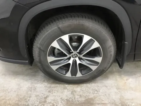 More photos of 2021 Toyota Highlander XLE at Gregg Young Abrams Chrysler Dodge Jeep Ram, WI